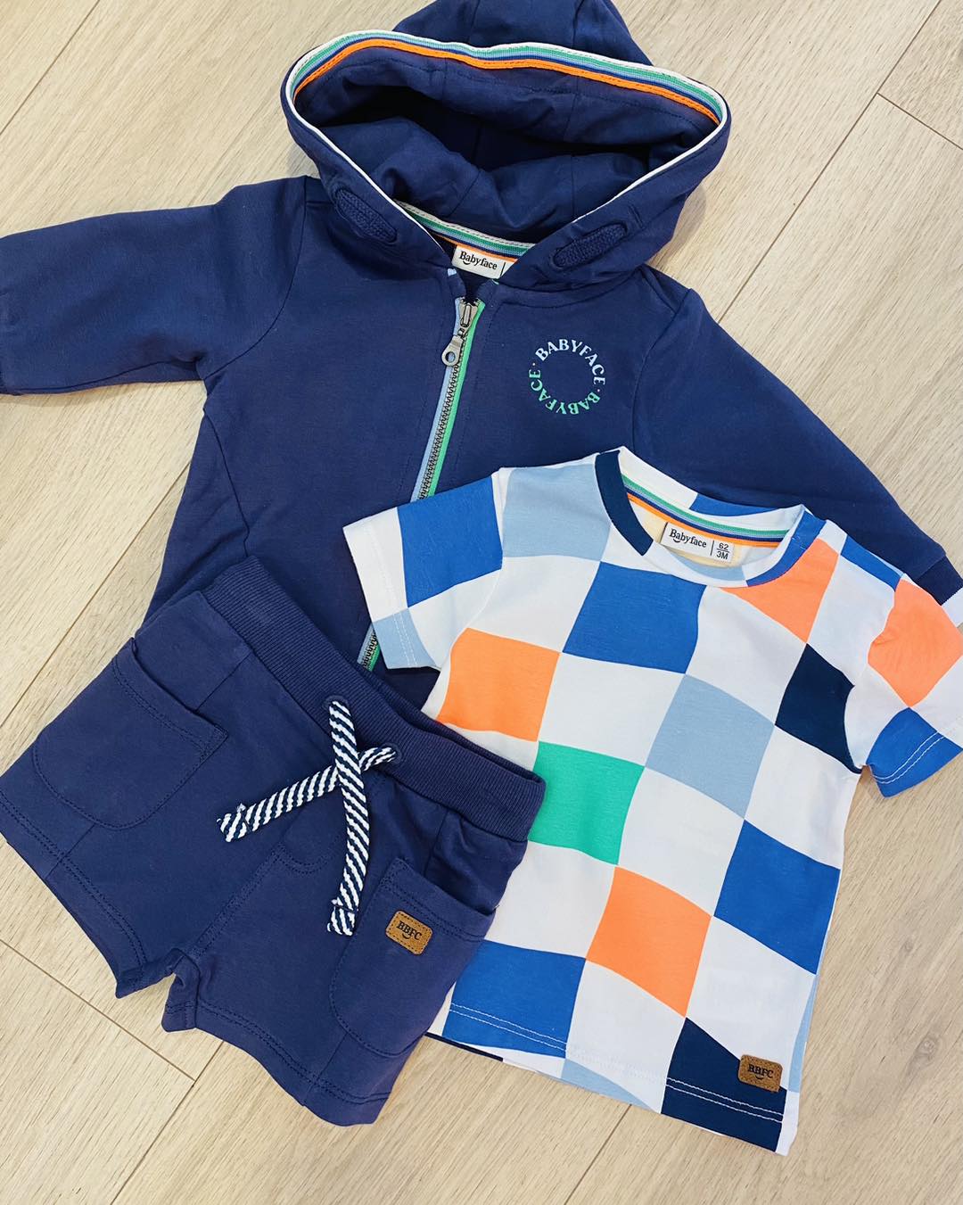 Ensemble garçon — Hoodie marine, short et t-shirt damier coloré